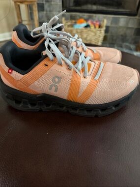 On Running Coral and Black
Athletic Shoes
Size 6